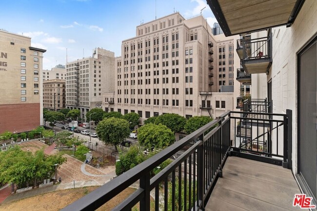 Building Photo - 416 S Spring St