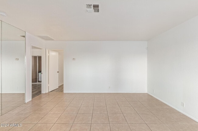 Building Photo - 511 W Blackhawk Dr