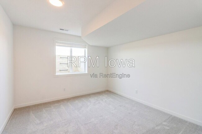 Building Photo - 1241 NW Yorktown Dr