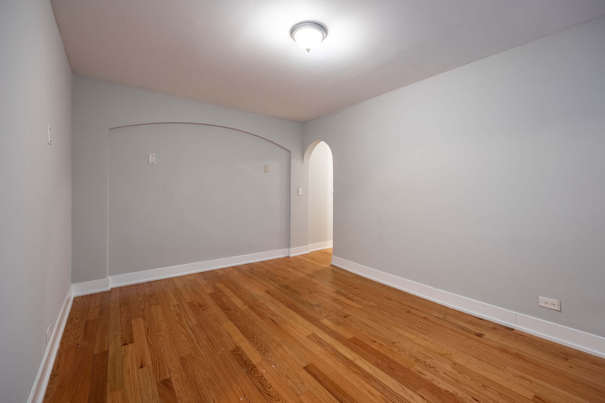 Building Photo - 435 W Roscoe St