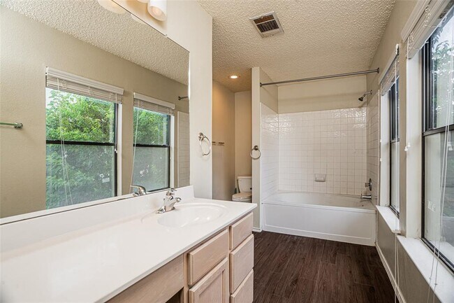 Building Photo - 813 Kettering Dr