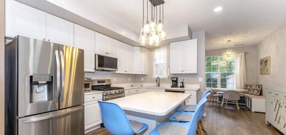 Building Photo - 639 Tivoli Rd