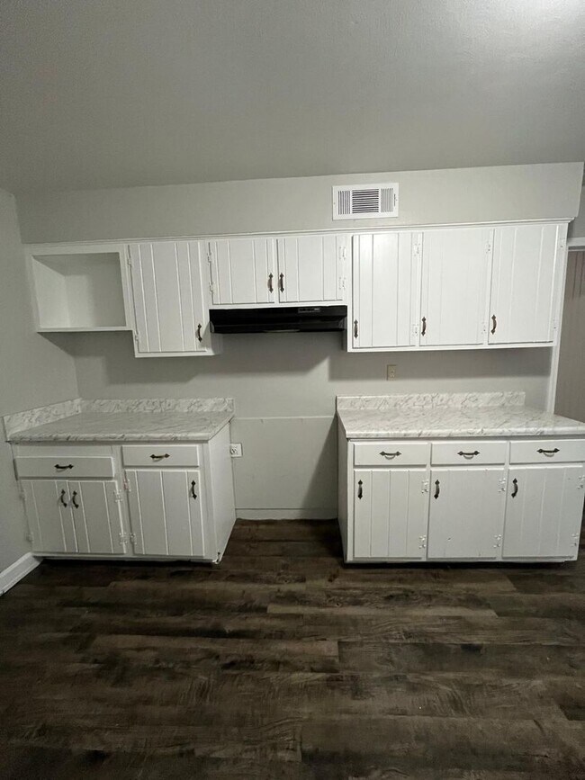 Building Photo - Picturesque Home Worth Checking Out