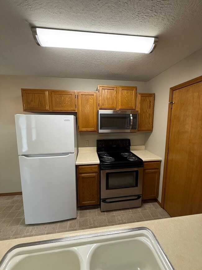 Building Photo - 2 bed 2 bath duplex
