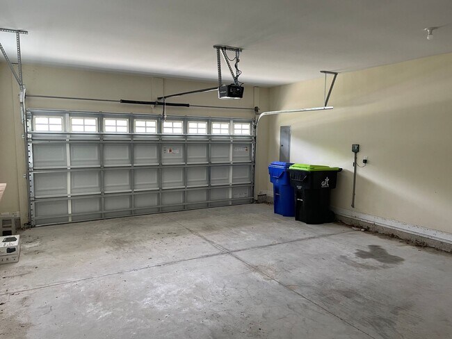 Building Photo - 3 Bedroom 2 Bathroom House with Large Fenc...