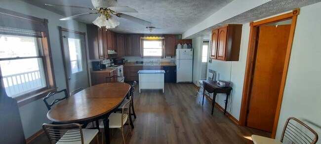 Building Photo - 4883 Cordes Rd