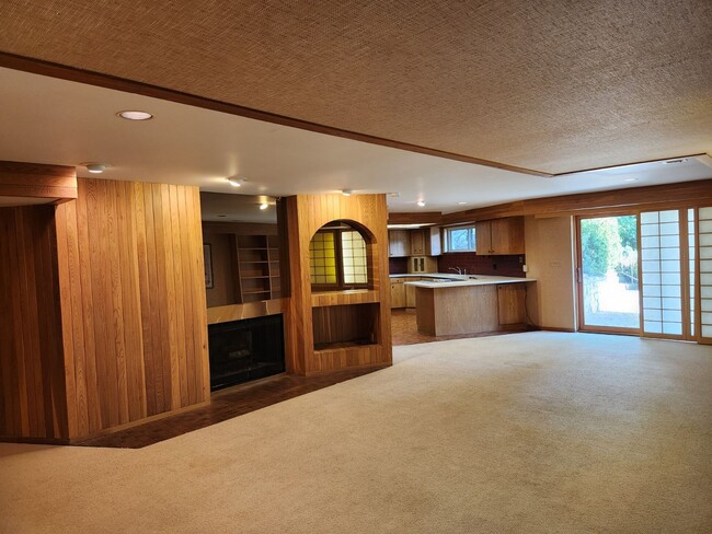 Building Photo - Beautiful 5 Bd 3.5 Ba Home in Holladay