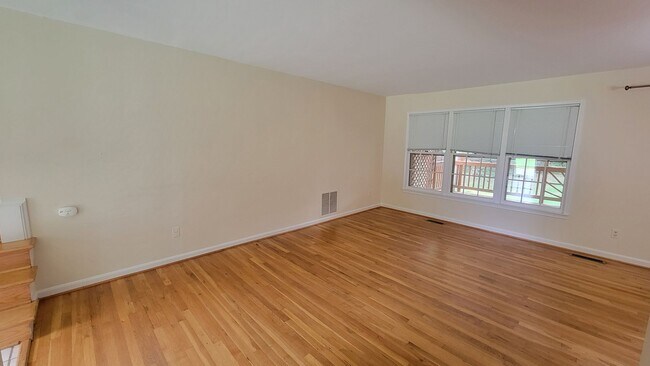 Building Photo - Stunning 4 Bedroom 2.5 Bathroom 3-Level Ho...