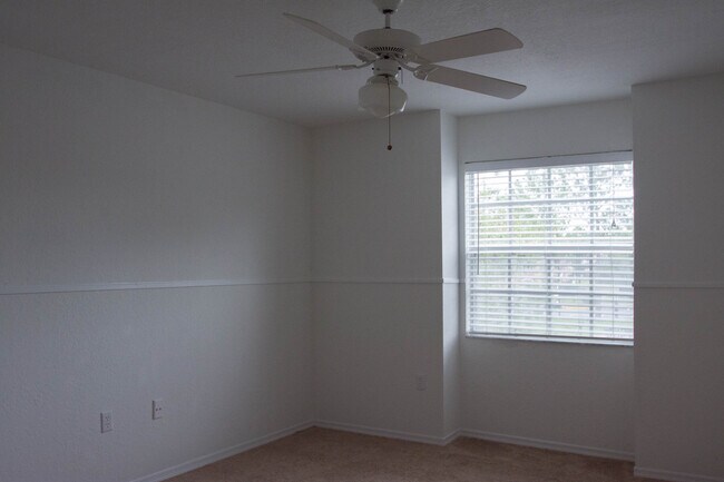 Building Photo - Second Floor Apartment with Balcony View! ...
