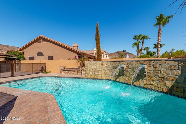 Building Photo - 1211 E Desert Flower Ln