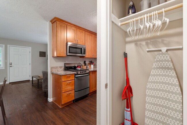 Building Photo - 617 SE Washington St