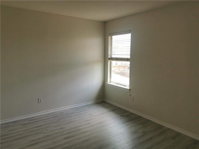 Building Photo - 3207 Barksdale Dr