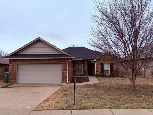 Building Photo - Three bedroom home in Edmond!