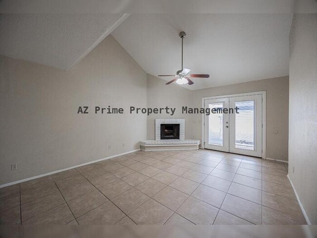 Building Photo - 2127 E 10th St