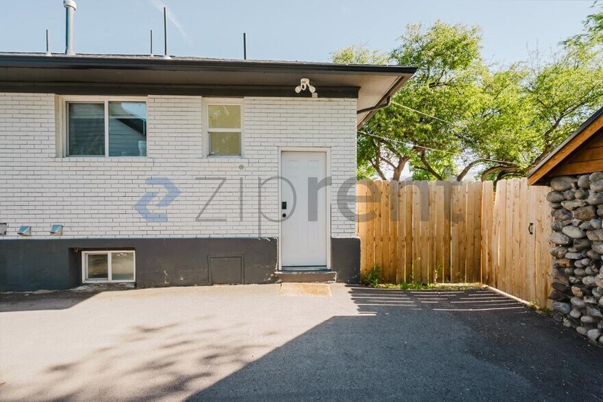 Building Photo - Unit B