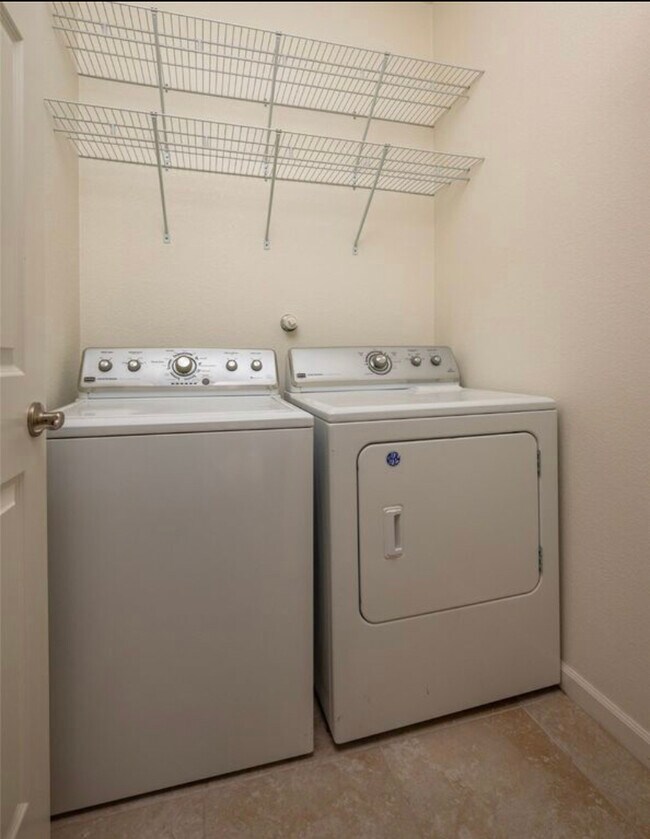 Building Photo - 10 Avenida Vista Esquisita