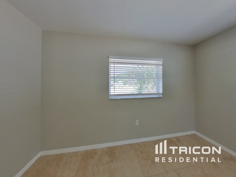 Building Photo - 1456 Lakeview Dr