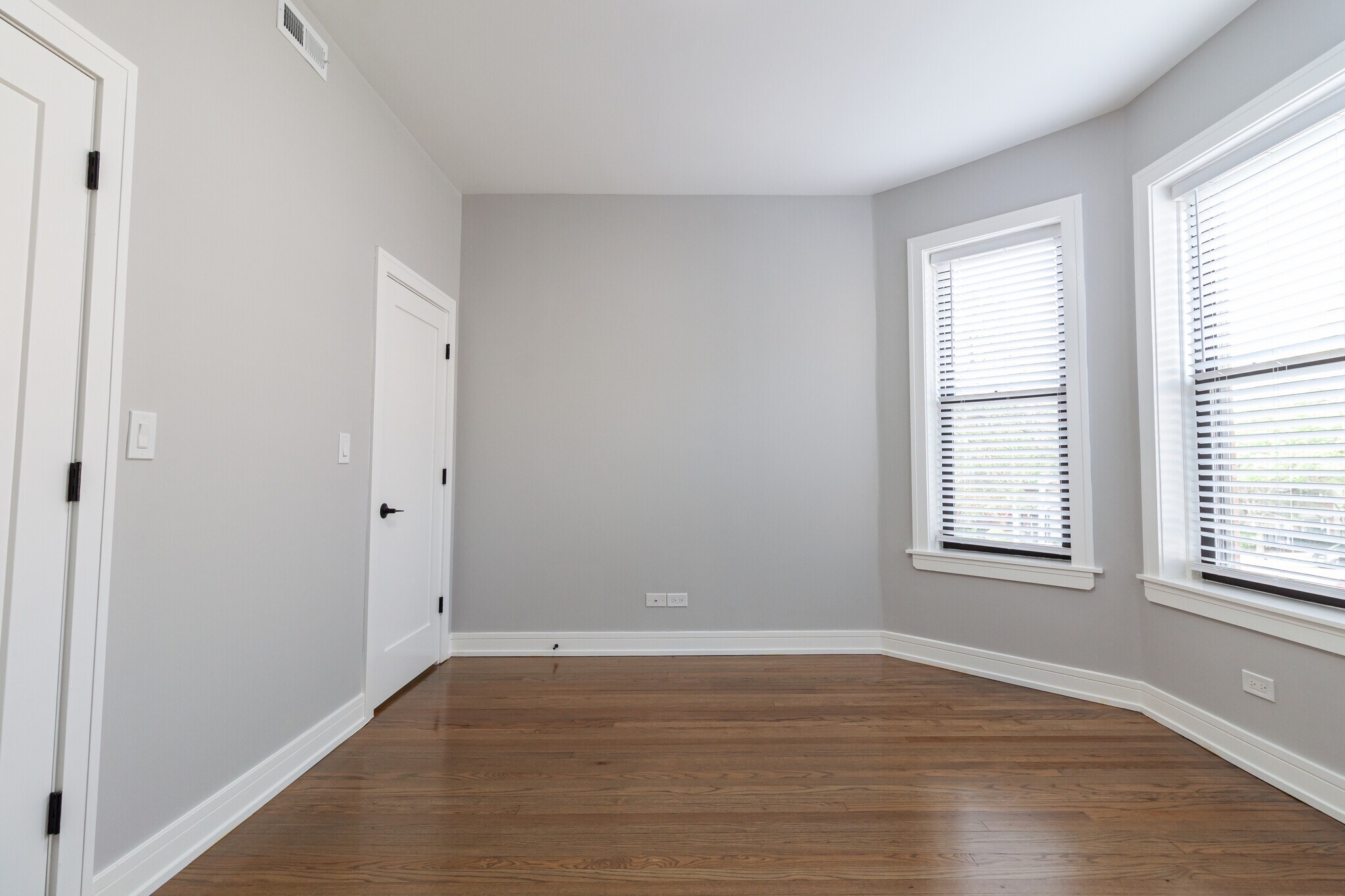 Building Photo - 3830 N Wilton Ave