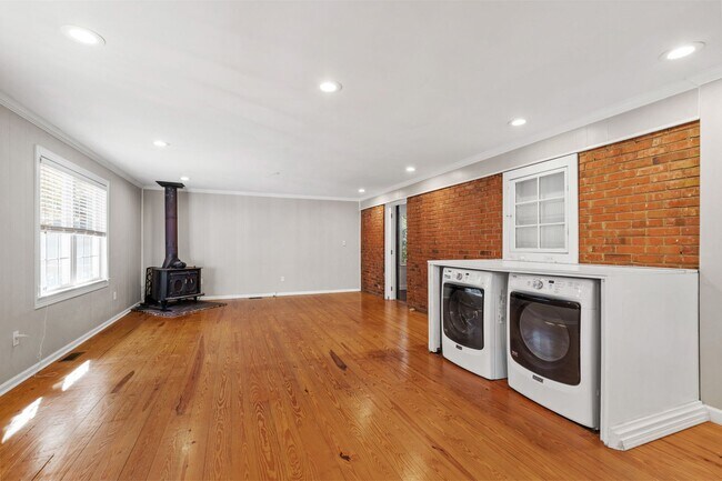 Building Photo - Charming Updated Bungalow in Raleigh’s Mordecai District!