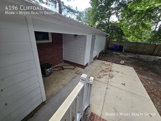 Building Photo - 4196 Cliffdale Rd