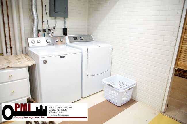 Building Photo - 3 Bedroom and 2 bathroom Colonial Hills House for rent!