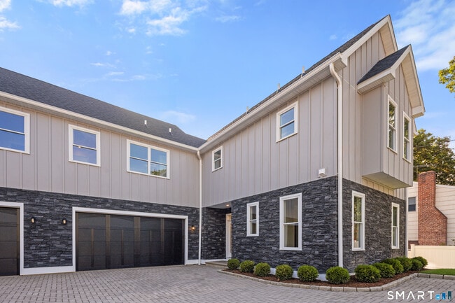 Building Photo - 10 Highland Pl