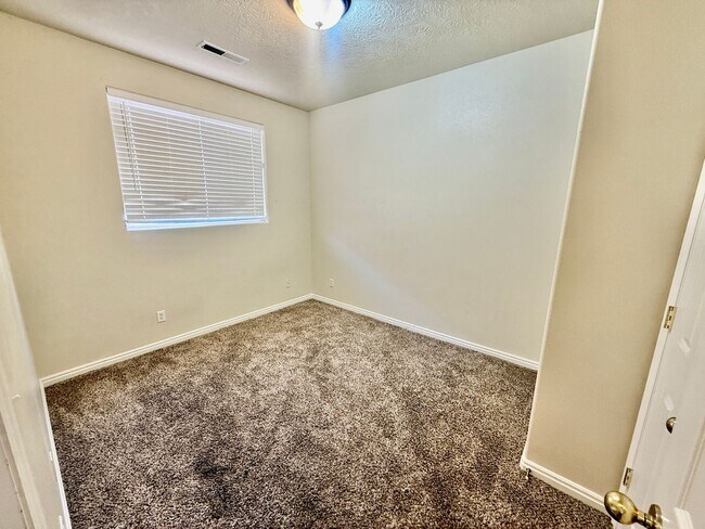 Building Photo - 2050 W Canyon View Dr