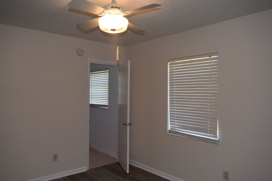 Building Photo - 8114 Meadowglen Dr