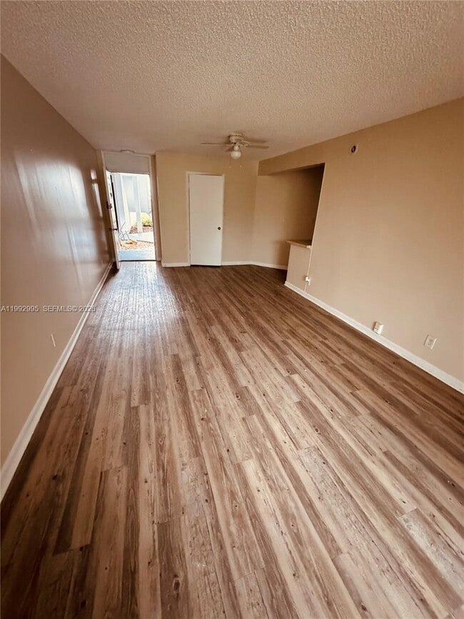 Building Photo - 211 Lake Pointe Dr