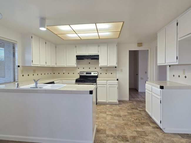 Building Photo - Spacious Home with Open Floorplan, Fresh P...