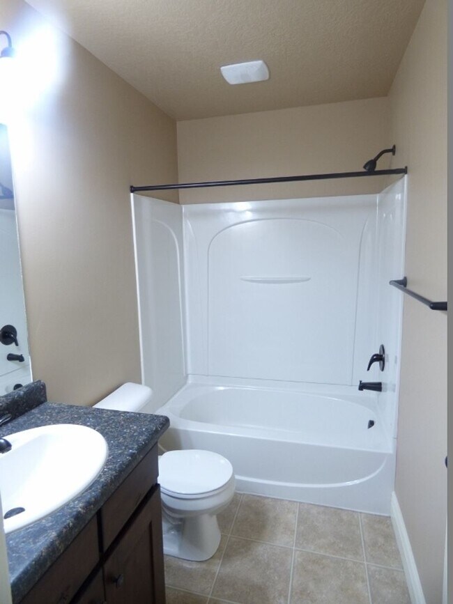 Building Photo - 3 Bd 3.5 Bath 2 Car Garage Townhome in Sandy