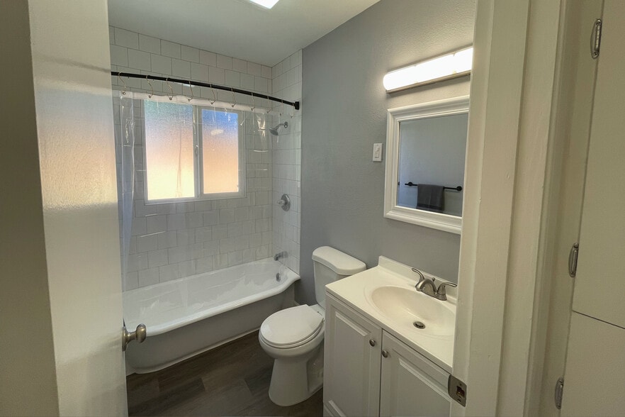 Building Photo - 2102 W 28th St