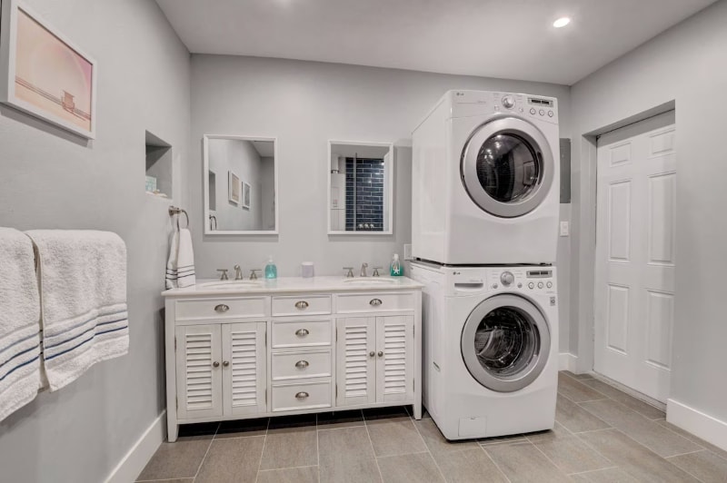 Building Photo - 721 NE 8th Ave