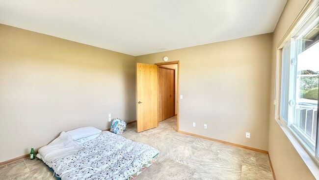 Building Photo - Amazing Location & Sprawling Country Livin...