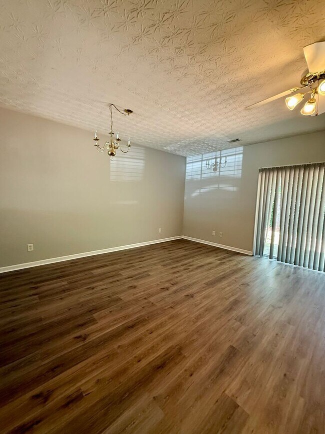 Building Photo - 3 bed/2.5 bath townhome near downtown Dawsonville