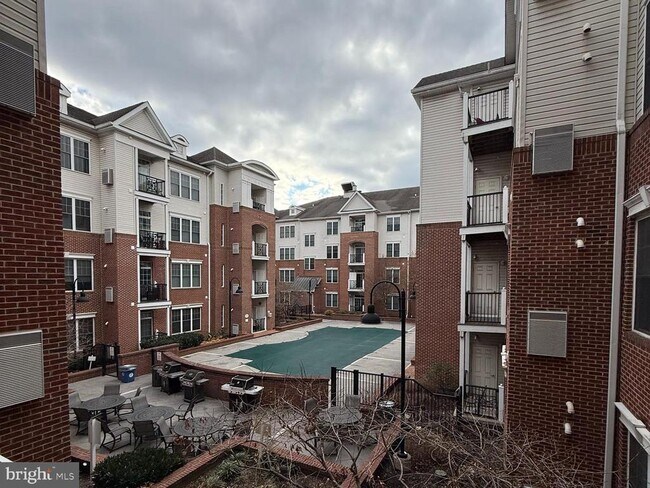 Building Photo - 300 W Elm St