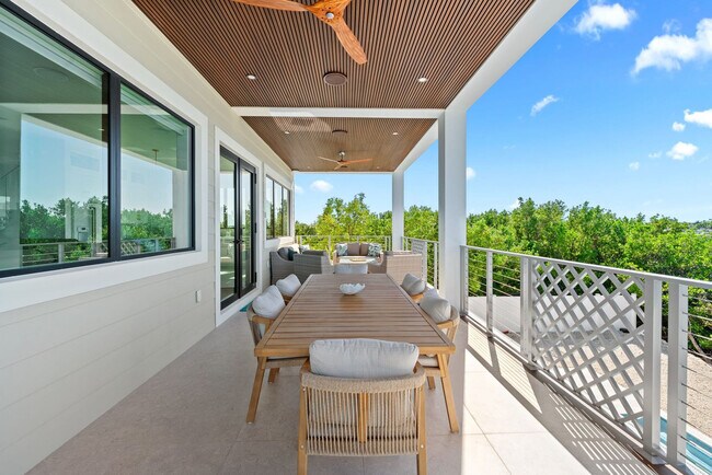 Building Photo - 247 Pescayo Ave