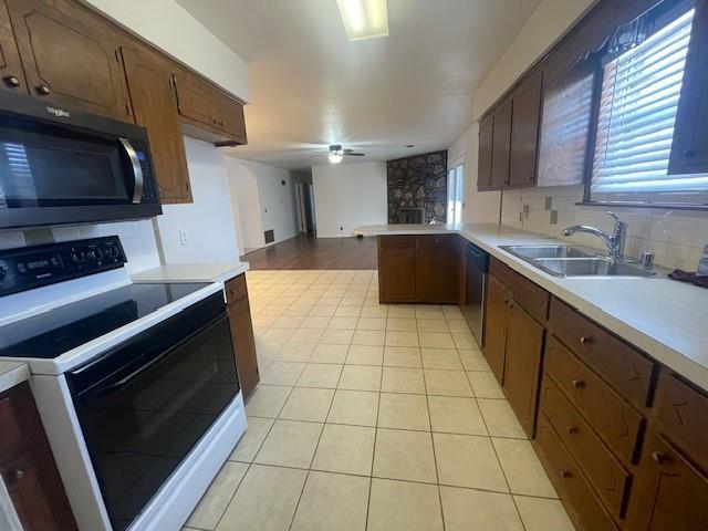 Building Photo - 2305 Sandy St