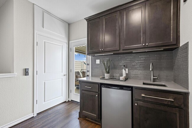 Building Photo - 1112 Highknoll Ln