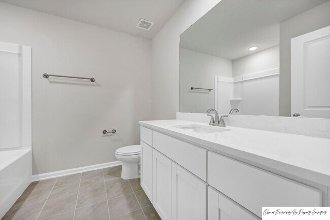 Building Photo - STUNNING TOWNHOME IN BLYTHEWOOD