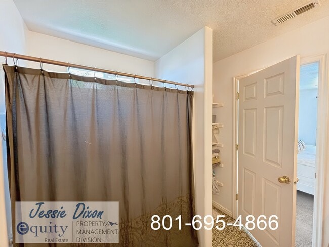 Building Photo - 1043 Sharp Mountain Dr