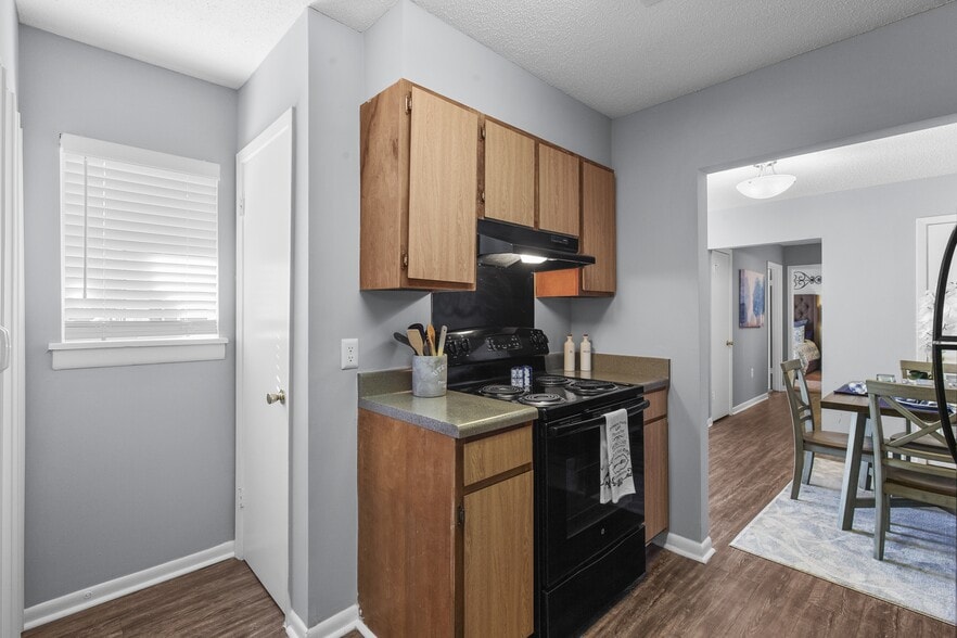 Cook and entertain in style in the fully equipped kitchens at Lakeland East Apartments in Flowood, MS. Managed by Highlands Vista Group. - Lakeland East