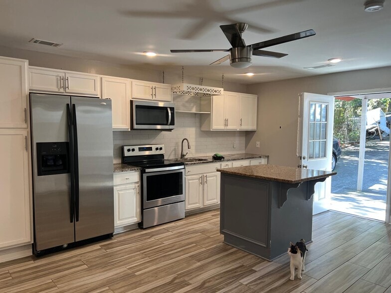 Building Photo - 6012 Meadowbrook Dr