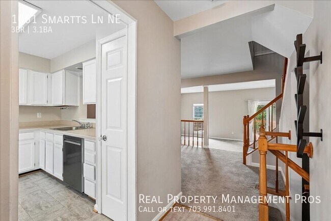 Building Photo - 1061 Smartts Ln NE