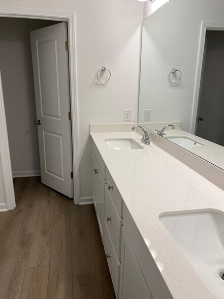 Building Photo - 4633 Forest Hills Dr