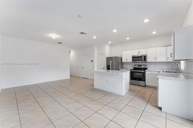 Building Photo - 1161 SW 6th Ct