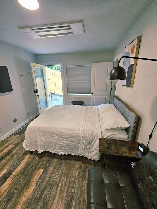 Building Photo - Fully Furnished Studio New in Silverdale W...