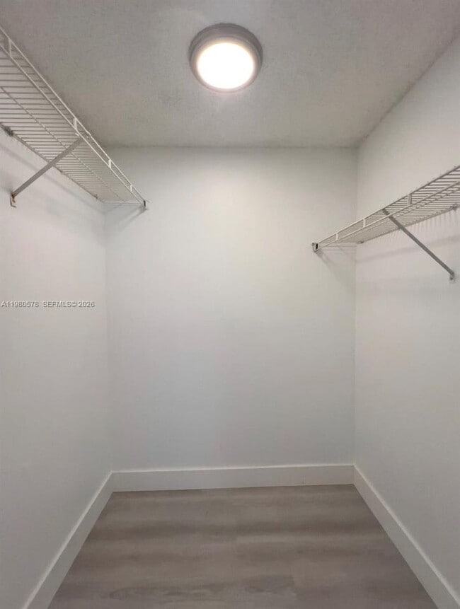 Building Photo - 640 S Park Rd