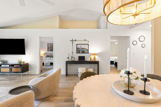 Building Photo - 206 Club Dr