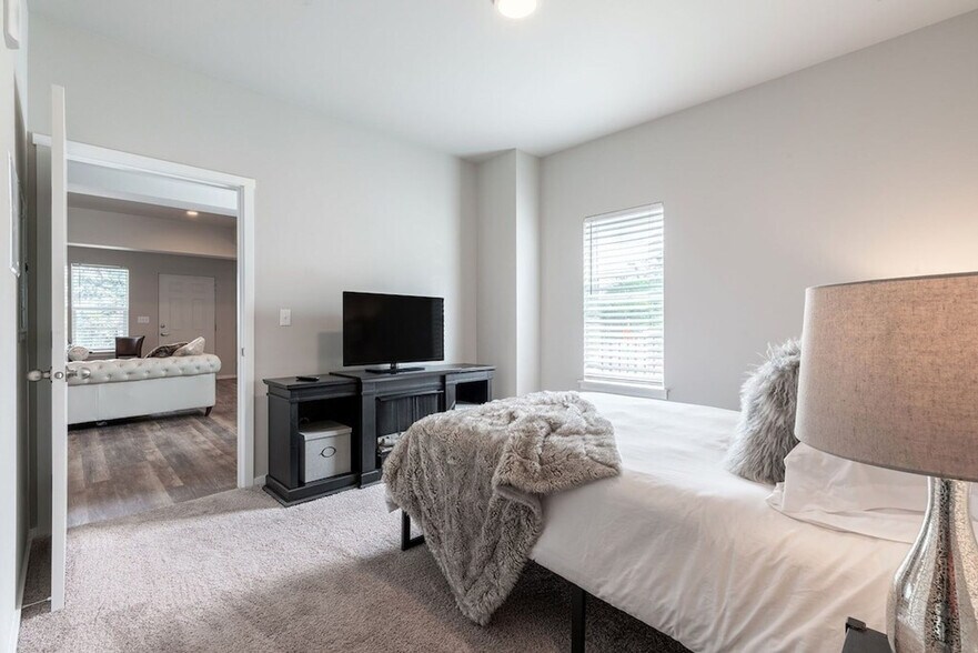 Building Photo - 624 E 32nd St